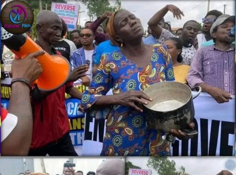 Police Donation Of Pure Water Sachet To Protesters In Lagos Erupts Mixed Reactions